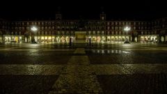 La plaza Mayor de Madrid desierta durante el toque de queda