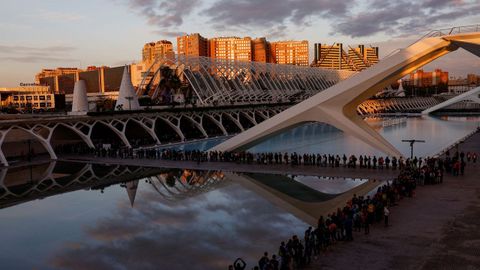 Marea de voluntarios, hoy coordinados por la Generalitat valenciana