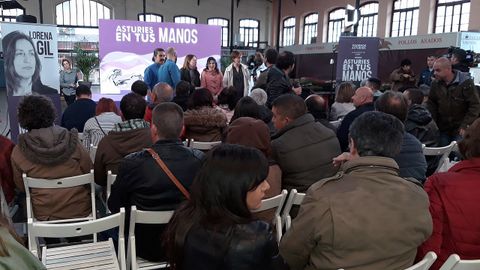 Lorena Gil y Daniel Ripa, acompaados de miembros de las candidaturas de Podemos Asturies, en la fiesta con la que iniciaron la campaa electoral, en Villaviciosa