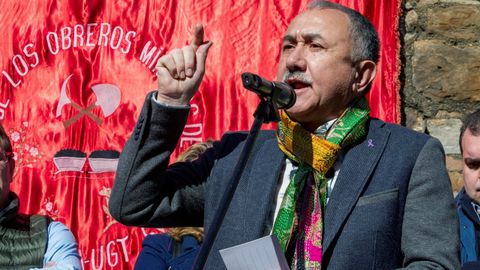 El Secretario General de UGT Pepe �lvarez (c), durante su intervenci�n en el homenaje al fundador del sindicato minero, Manuel Llaneza
