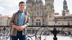 Borja Verea, ayer, en el balc�n del pazo de Raxoi, con la Catedral al fondo.