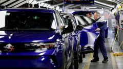 Un trabajador de una planta de Stellantis revisando veh�culo SUV de la marca Opel.