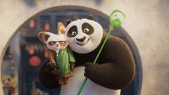 Po, acompa�ado del maestro Shifu, personajes que en la versi�n original de la pel�cula cuentan, respectivamente, con las voces de Jack Black y Dustin Hoffman. 