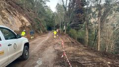 Personal de la Diputaci�n prepara el inicio de las obras en uno de los tramos de carretera que ser�n cortados este martes cerca de Os Peares