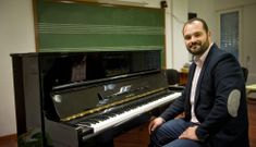 Bernardo Fern�ndez, en una de las aulas de Charamela, donde se form� como m�sico. 