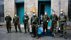 DESINFECCIONES MASIVAS Militares de la Brilat, este s�bado tras realizar una desinfecci�n en una residencia de mayores de Pontevedra con equipos especiales de protecci�n
