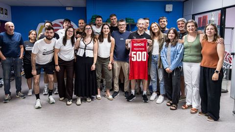Moncho Fern�ndez, en el vestuario del Girona tras recibir una camiseta del club con el dorsal 500