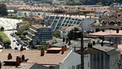 Foto de archivo de viviendas en Baiona con la playa de A Ladeira al fondo