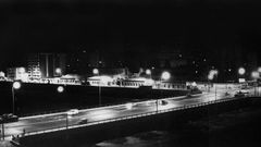 Carros de combate cubren los accesos al puente del Campamento, en Valencia, el 23 de febrero de 1981.