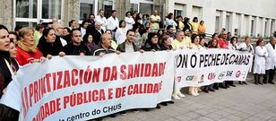 Medio centenar de representantes laborales y del personal se concentraron a la entrada principal del Hospital Gil Casares. 