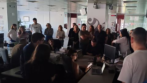 La redaccin de La Voz en las instalaciones centrales de Sabn siguiendo la actualidad del apagn del 28 de abril por la radio de un telfono mvil