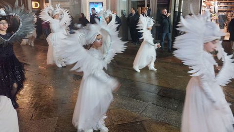 Ritmo y calor para desafiar a la lluvia en el desfile de entroido de O Carballi�o