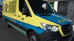 Ambulancia en el lugar del accidente laboral en Mugardos