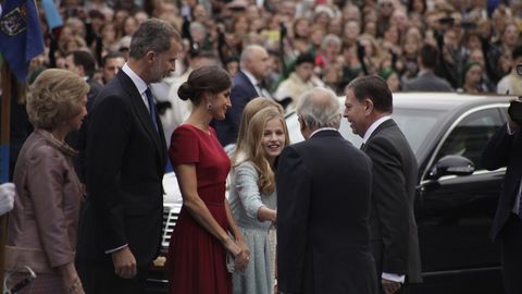 Los reyes y la princesa Leonor saludan a las autoridades a su llegada al Teatro Campoamor