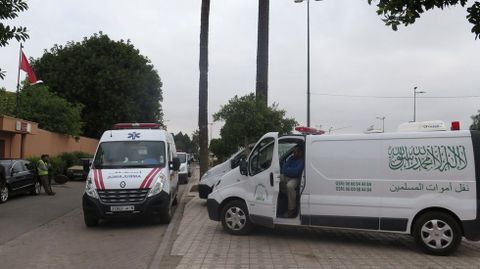 Varias ambulancias en el exterior de la morgue municipal de la ciudad marroqu� de Marrakech. 