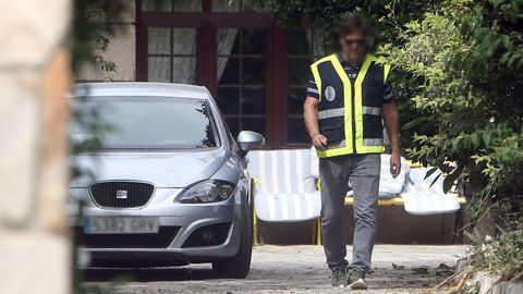 La Polic�a Nacional registra la casa de Charl�n