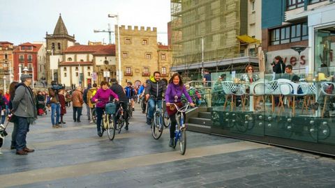 Peatones y ciclistas protestan contra la terraza de los jardines de la Reina, en Gijn