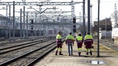 Empleados del taller ferroviario de Renfe en Monforte caminan desde la estaci�n hacia su centro de trabajo