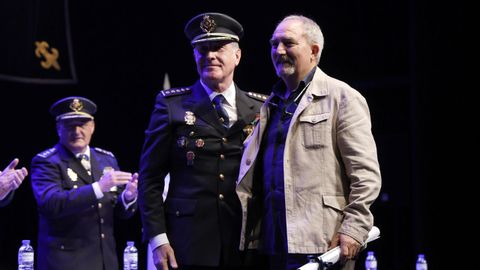 Los polic�as jubilados Francisco �lvarez y Ernesto Ara�jo pasaron a la condici�n de funcionarios honorarios