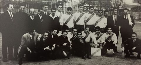 Equipo de la Galaica con la directiva en la que el cuarto por la izquierda agachado es Emilio Dom�nguez.