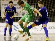 �lex Diz presiona a un jugador del Xota en el Municipal.