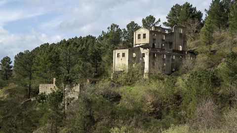 Ruinas del edificio utilizado como lavadero y cargadero de mineral de la antigua explotacin minera