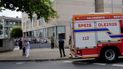 Intervenci�n del Servizo de Emerxencias Municipal (SEM) de Oleiros en la residencia Ballesol por humo en el garaje. 