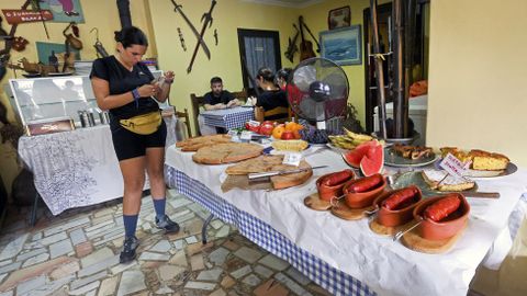 Peregrinos haciendo el camino de Santiago recalan en el caf bar Oasis en Barosa, Barro