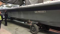 La planeadora semirr�gida confiscada a la organizaci�n de Mi�anco se almacena en el astillero de O Facho. 