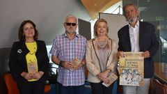 De izquierda a derecha, Esperanza Pi�ero y Xo�n Rubia, del Club de Prensa, junto a la vicerrectora Araceli Torres y el profesor Alberto Sucasas