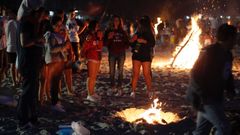 Imagen de la celebraci�n del San Xo�n en la playa de A Madalena de Cabanas en el a�o 2017