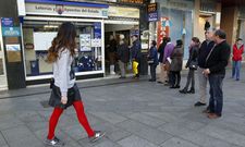 En solo dos d�as, las administraciones pasaron de las colas para comprar a las colas para cobrar. 