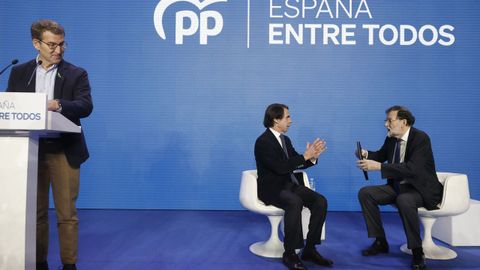 El presidente del PP, Alberto N��ez Feijoo, observa a los expresidentes del Gobierno Aznar y Rajoy durante un acto del partido en Valencia 