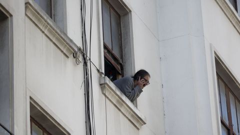 Operativo para desalojar el edificio del 137 de la ronda de Outeiro