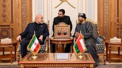A la izquierda, el presidente del parlamento iran� Mohammad Bagher Ghaibaf, en su visita a Om�n.