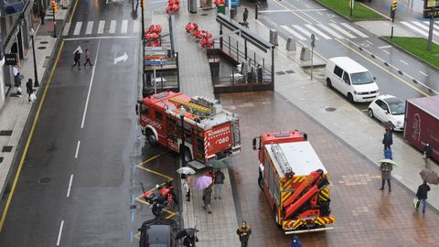 Todo el personal del Parque de Bomberos de Gijn se ha desplazado al colegio San Vicente Pal