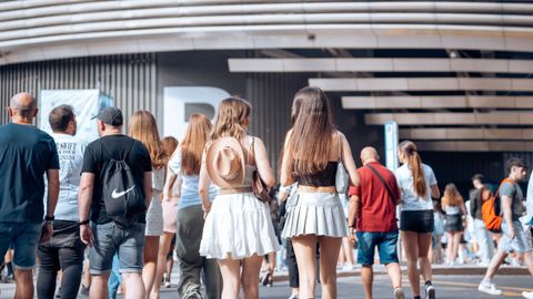 Asistentes a un concierto de pop en los accesos del madrileño estadio Bernabéu.
