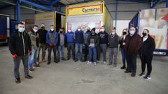 Personal de Distribuciones Carreiras, en la nave de Cristaler�a Burela