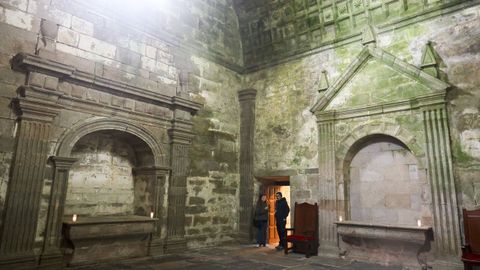 Un rinc�n de la chirola (oratorio) del monasterio de Monfero. 