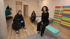 Los psiclogos Andrs y Alba Guijarro, en primer trmino, y la logopeda Estela Fernndez, al fondo, en la sala de terapia ocupacional de Clnica Guijarro