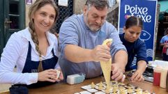 Luc�a Freitas y Miguel Mosteiro, durante la degustaci�n en Santiago 