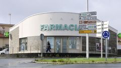 La farmacia de A Cabana, una de las tres que hay en la zona rural, este lunes por la ma�ana.