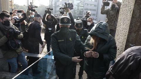 La llegada de Ana Sandamil, la acusada, al juicio