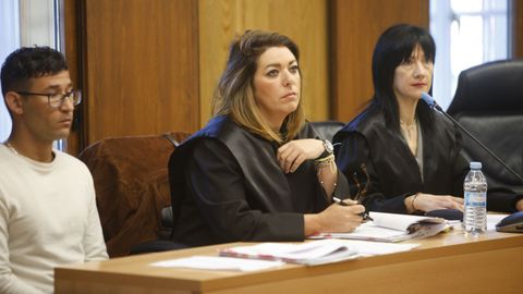 José Valencia, detenido por el asesinato de Cristina Cabo, acompañado de su abogada, Pilar Baños (centro)