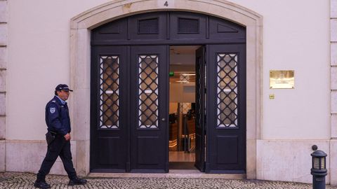 Un agente de polica en la entrada de la residencia oficial del primer ministro de Portugal, el palacio de Sao Bento, en Lisboa