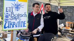 Un hombre vende  borsch  en un mercado de agricultores de Praga (Rep�blica Checa) el pasado 26 de marzo