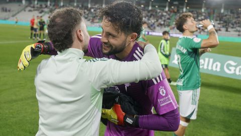 Miquel Parera festejando una victoria en A Malata con un miembro del staff del Racing.