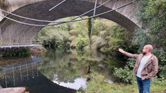 El concejal Iv�n Puentes muestra la nueva pasarela que conecta las sendas del L�rez y del Almofrei