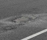 Los obreros repararon ayer el bache cercano al pavo real.