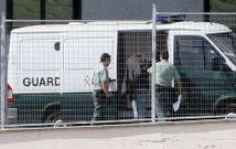 Guardias civiles introducen en el furg�n a Juan Carlos Pernas el 30 de agosto de 2010.